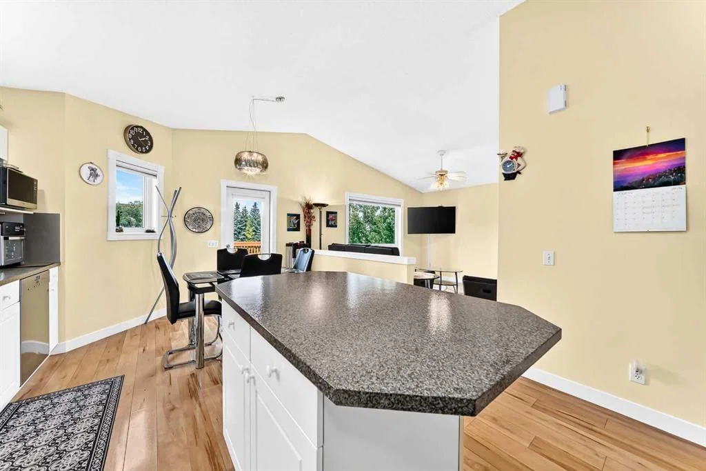 50 Somerside Manor SW, Calgary — photo 5 of 40