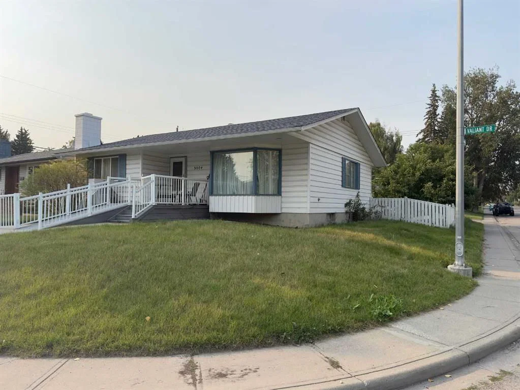 5004 Valiant Drive NW, Calgary — photo 3 of 3