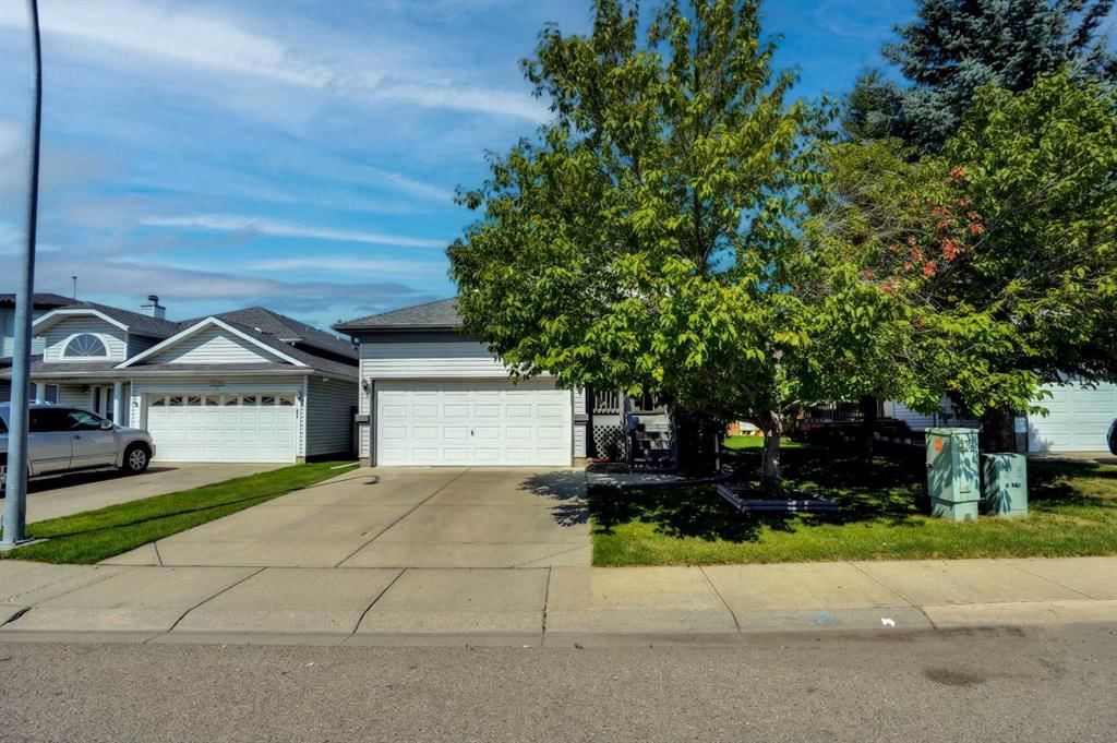 158 Saratoga Close NE, Calgary — photo 3 of 44