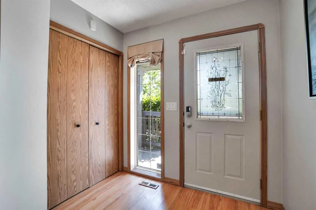 158 Saratoga Close NE, Calgary — photo 5 of 44