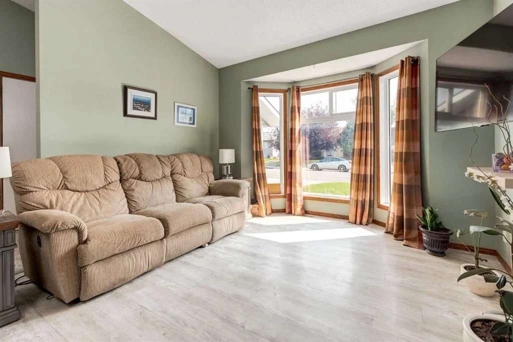 75 Sandstone Crescent SE, Airdrie — photo 5 of 49