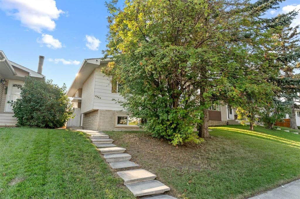 1427 43 Street NE, Calgary — photo 2 of 34