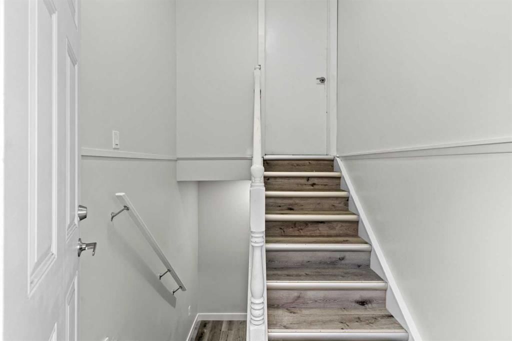 1427 43 Street NE, Calgary — photo 3 of 34