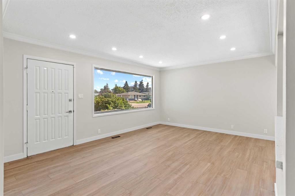 1527 52 Street SE, Calgary — photo 5 of 35