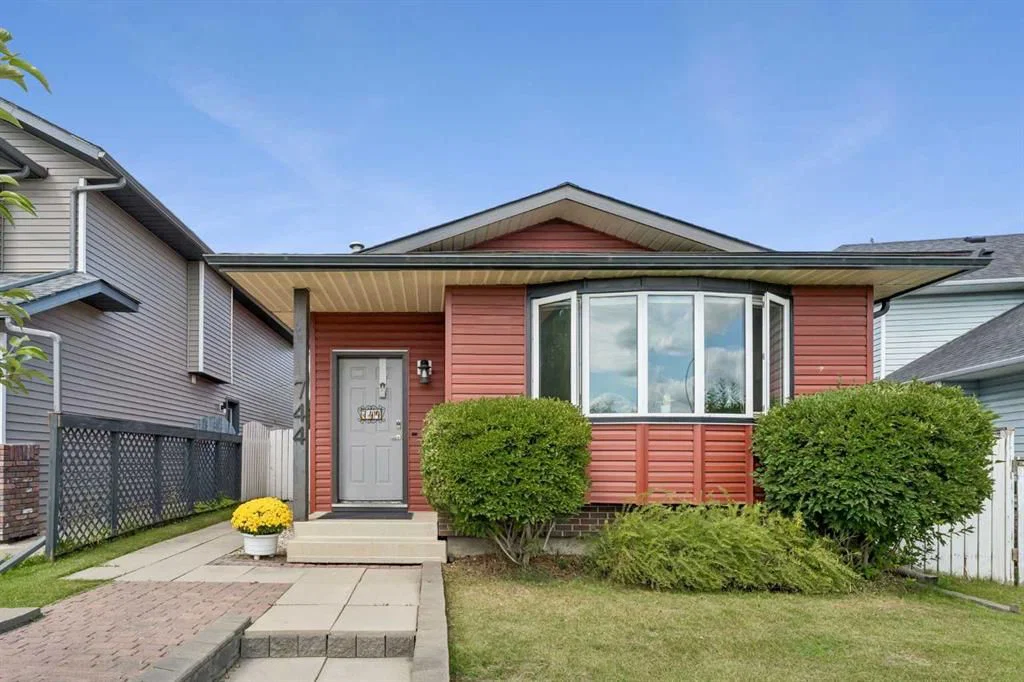744 Riverbend Drive SE, Calgary — photo 5 of 38