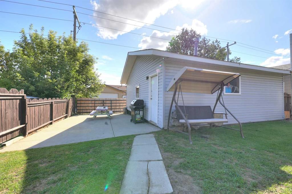 108 Pinecliff Way NE, Calgary — photo 4 of 28