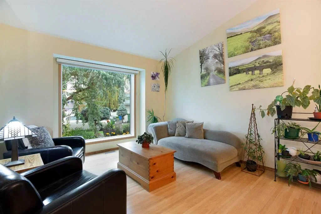337 Sandringham Court NW, Calgary — photo 4 of 50