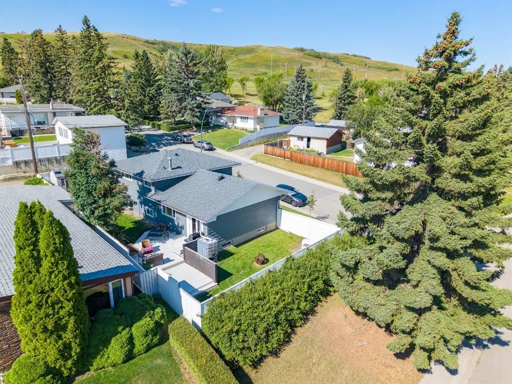 1004 Huntercove Place NW, Calgary — main listing photo
