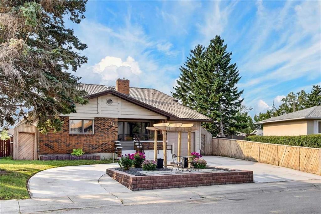 126 Marbrooke Circle NE, Calgary — photo 2 of 50