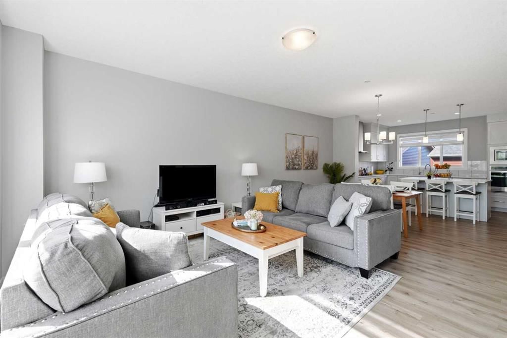 39 lucas Boulevard NW, Calgary — photo 3 of 40
