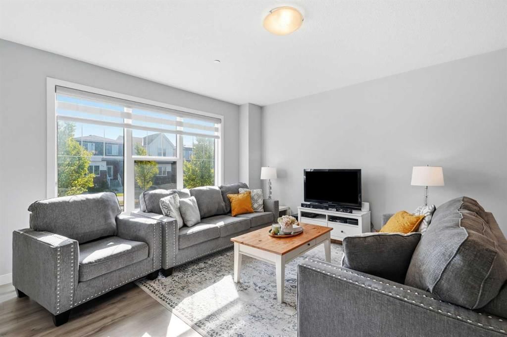39 lucas Boulevard NW, Calgary — photo 4 of 40