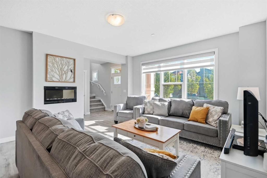 39 lucas Boulevard NW, Calgary — photo 5 of 40
