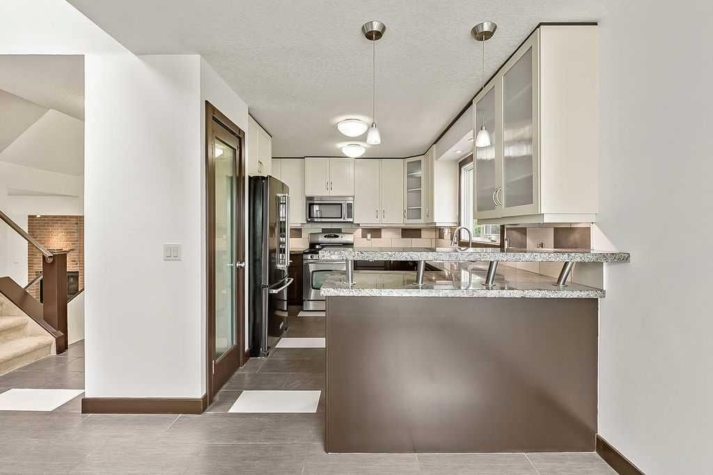 200 Bernard Drive NW, Calgary — photo 4 of 50