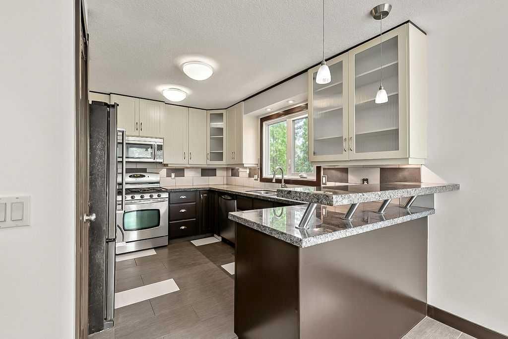 200 Bernard Drive NW, Calgary — photo 5 of 50