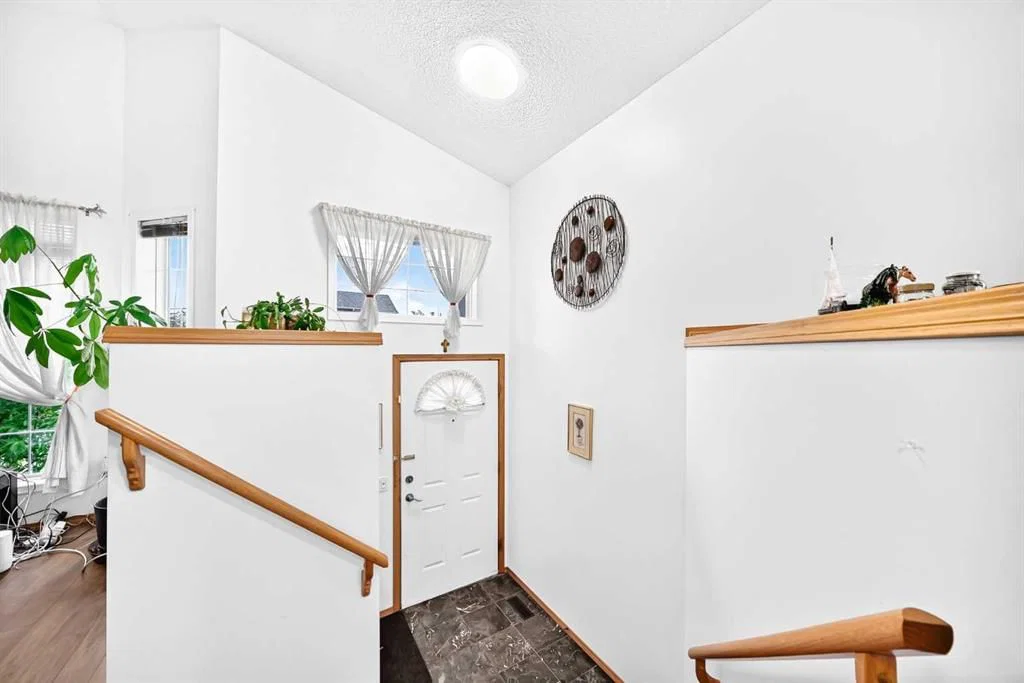 98 Country Hills Heights NW, Calgary — photo 3 of 31