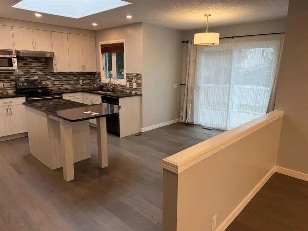 376 Sunlake Road SE, Calgary — photo 5 of 27