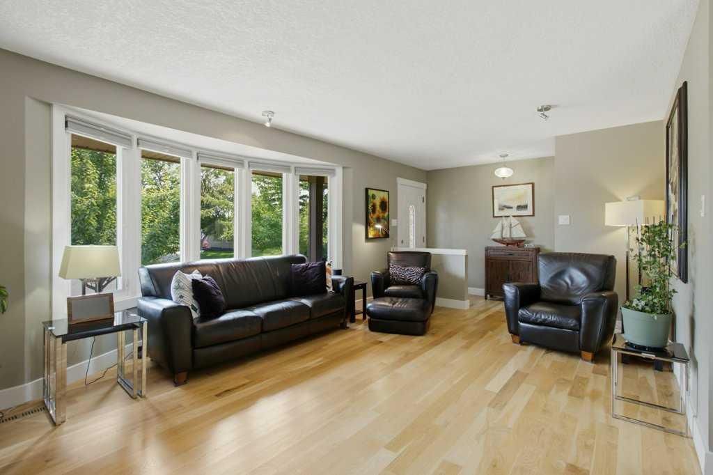 736 Canfield Place SW, Calgary — photo 4 of 47