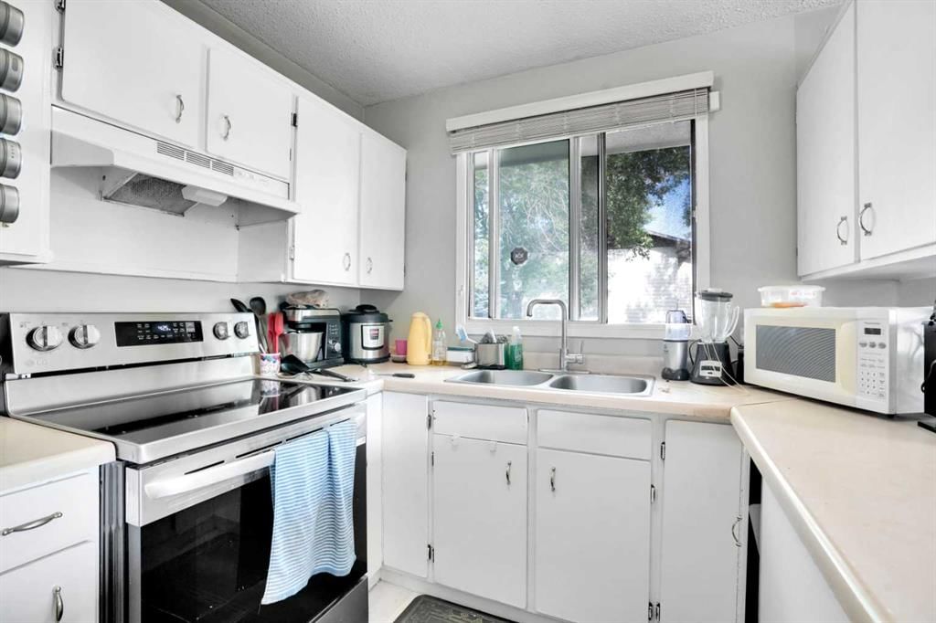 707 Whitehill Way NE, Calgary — photo 4 of 35