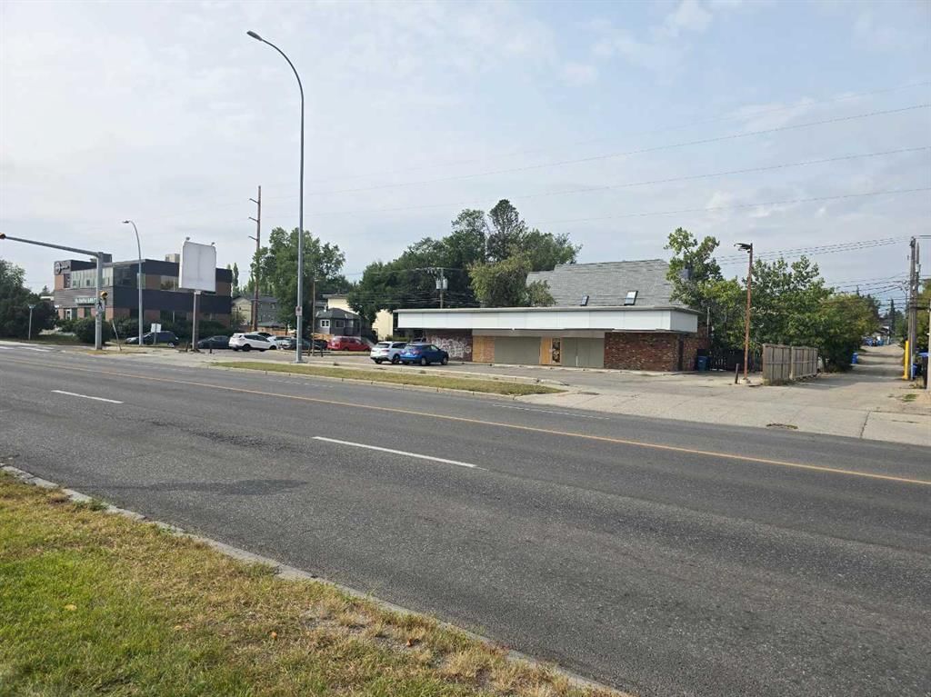 2903 Centre Street NW, Calgary — photo 3 of 4