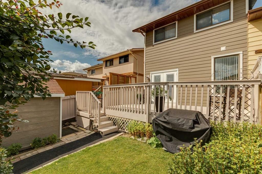 568 Strathcona Drive SW, Calgary — photo 3 of 50