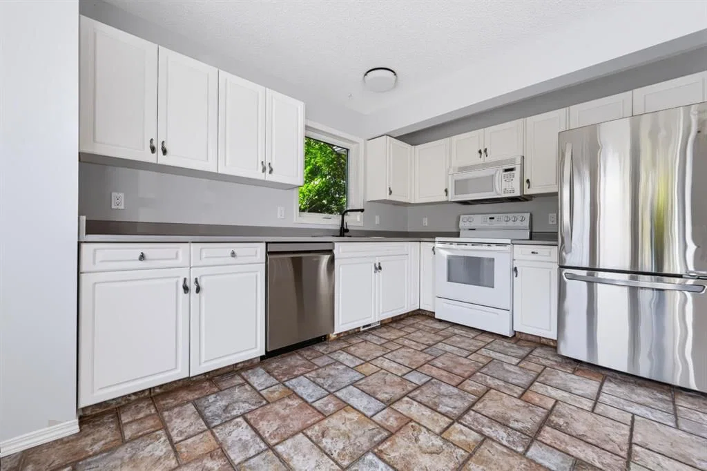 155 Regal Park NE, Calgary — photo 3 of 34