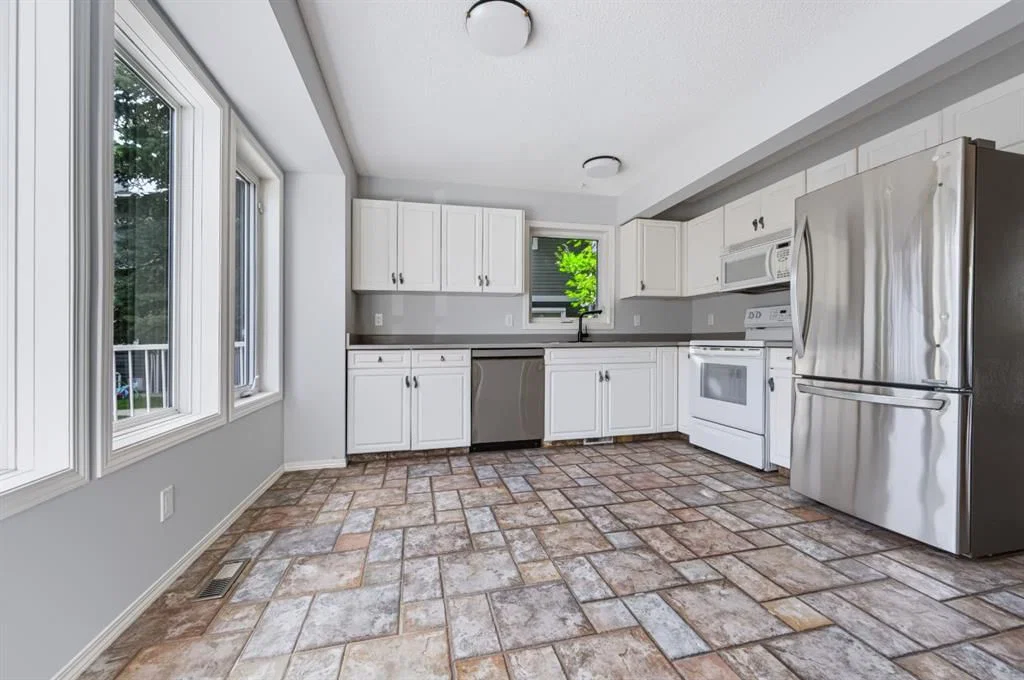 155 Regal Park NE, Calgary — photo 4 of 34
