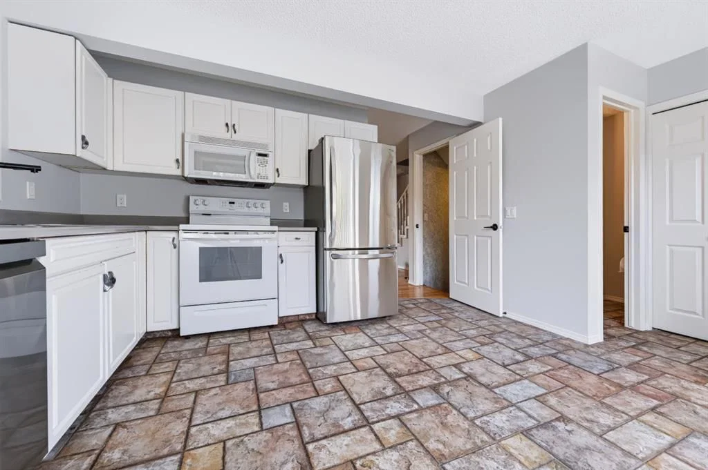 155 Regal Park NE, Calgary — photo 5 of 34