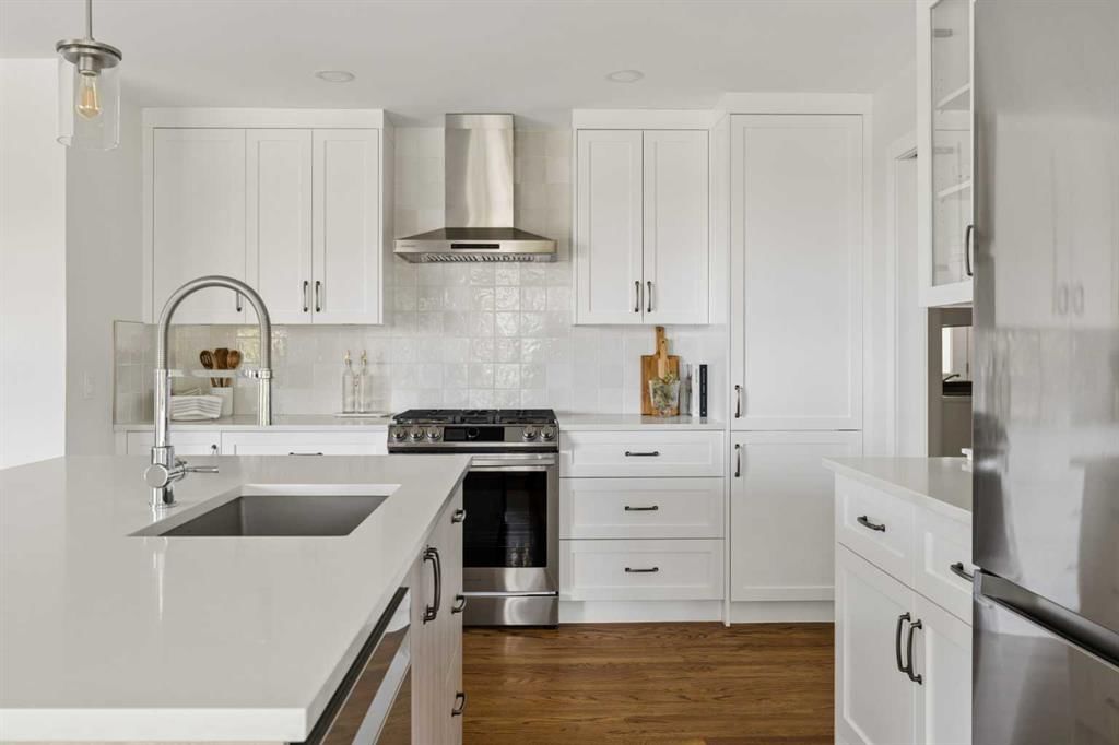 5 Sienna Hills Court SW, Calgary — photo 3 of 43
