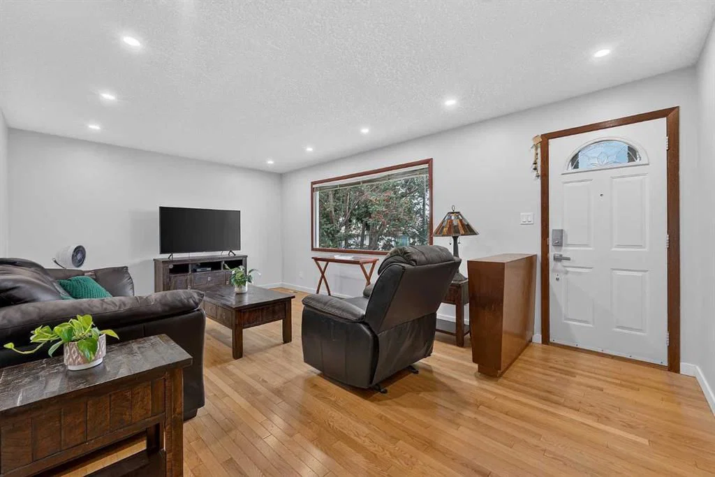 1032 Mayland Drive NE, Calgary — photo 3 of 48