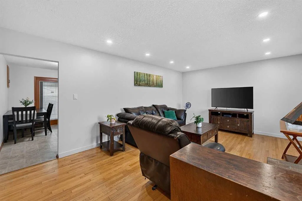 1032 Mayland Drive NE, Calgary — photo 4 of 48
