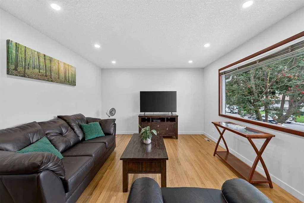 1032 Mayland Drive NE, Calgary — photo 5 of 48