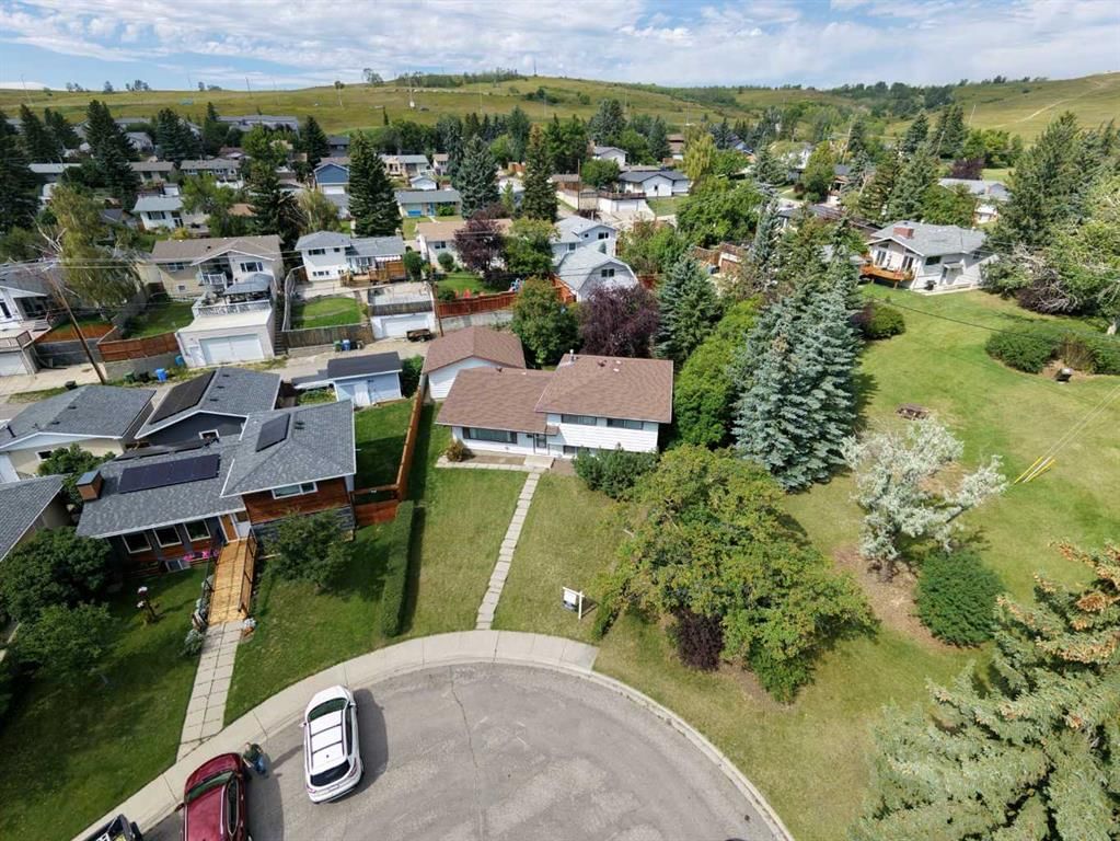 5031 Newcombe Place NW, Calgary — main listing photo