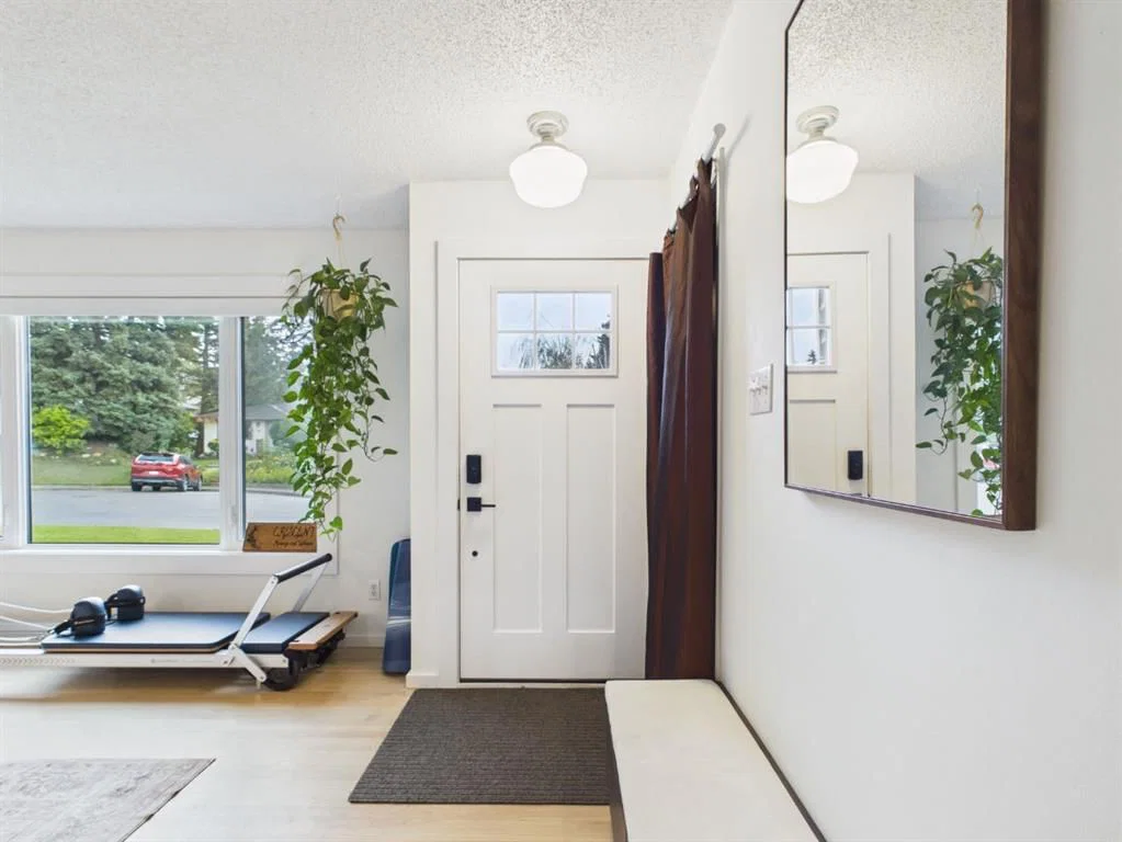 15 Hazelwood Crescent SW, Calgary — photo 4 of 48