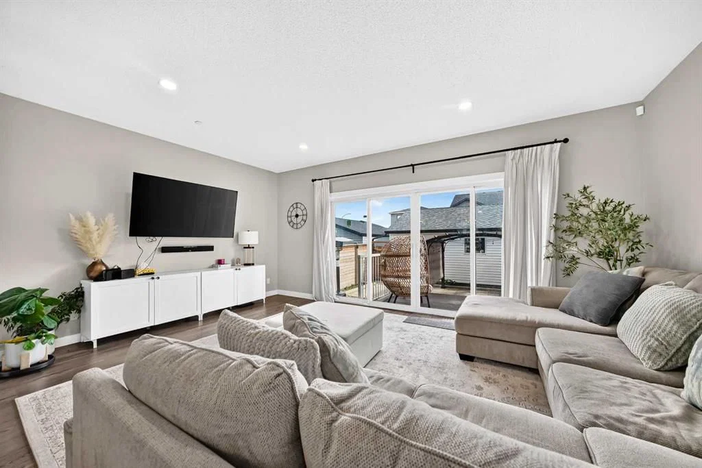 905 Livingston Way NE, Calgary — photo 3 of 43