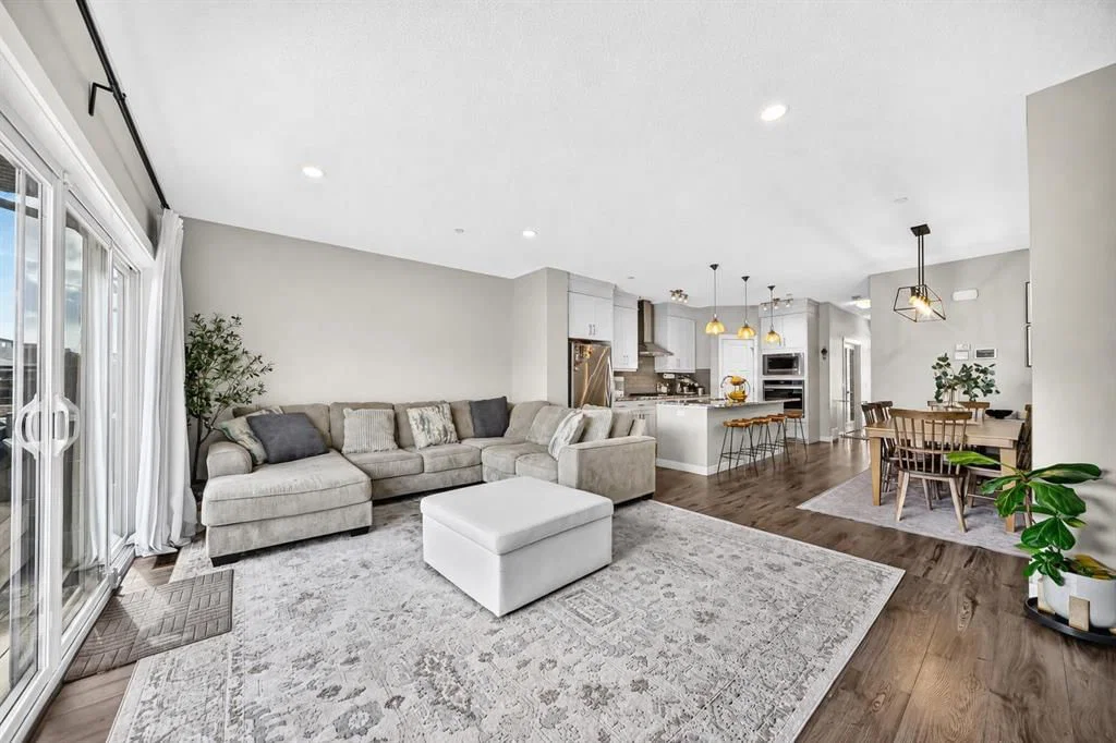905 Livingston Way NE, Calgary — photo 4 of 43