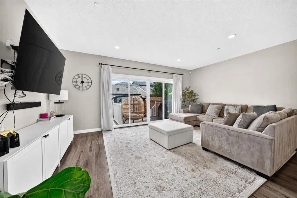 905 Livingston Way NE, Calgary — photo 5 of 43