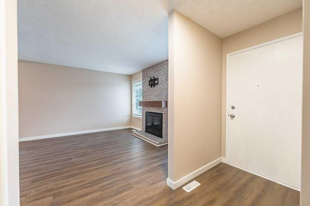 616 Deer Park Way SE, Calgary — photo 4 of 44