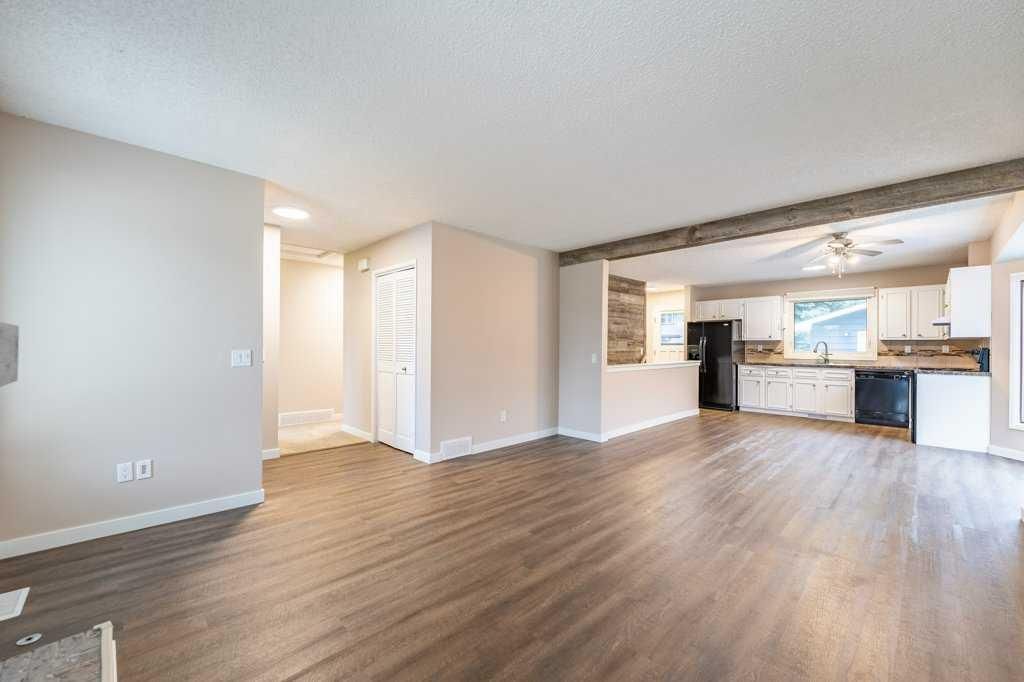 616 Deer Park Way SE, Calgary — photo 5 of 44