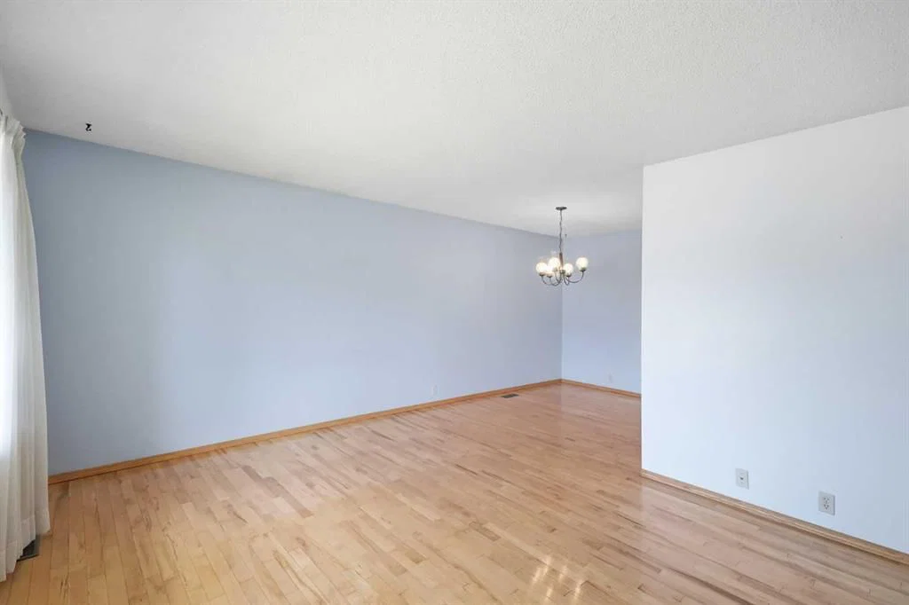 299 Woodside Circle SW, Calgary — photo 5 of 34