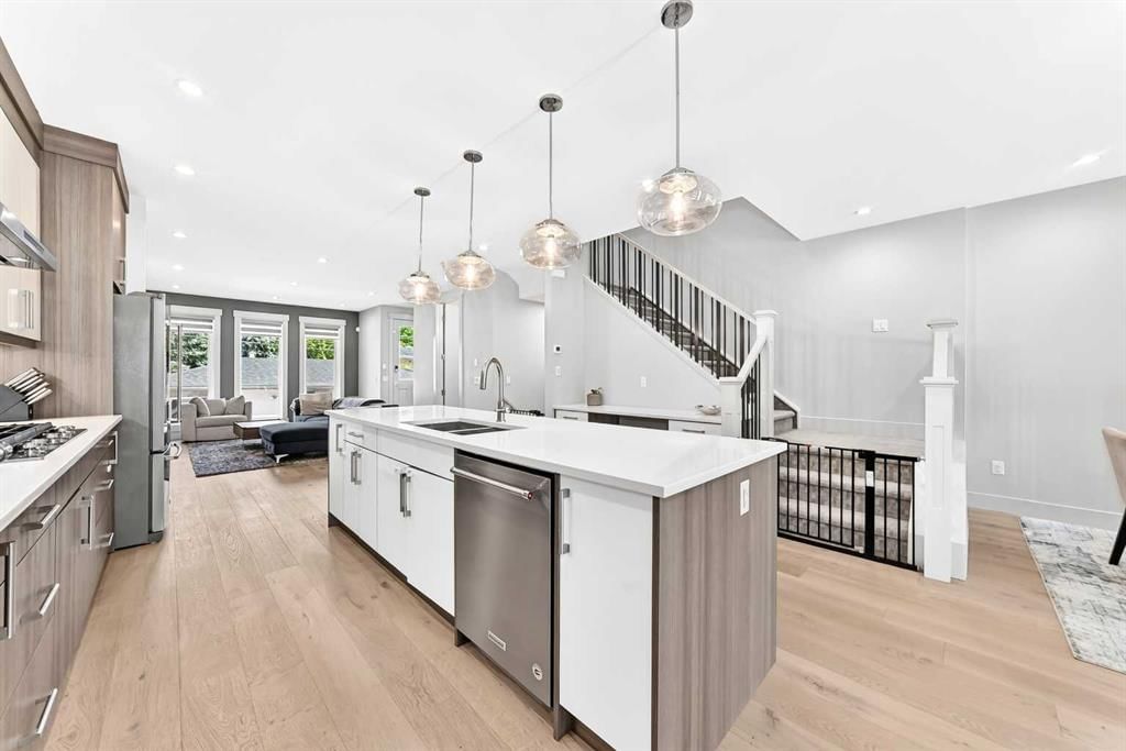 218 26 Avenue NW, Calgary — photo 5 of 49
