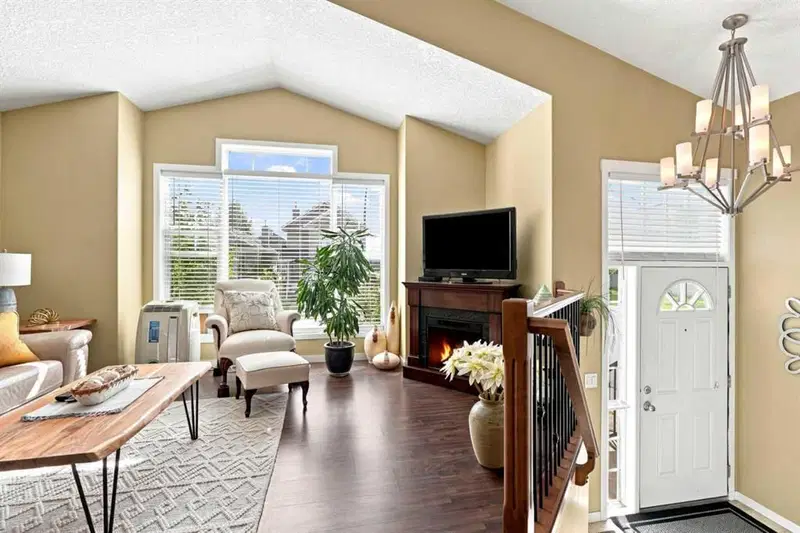 5 Cranberry Way SE, Calgary — photo 3 of 43
