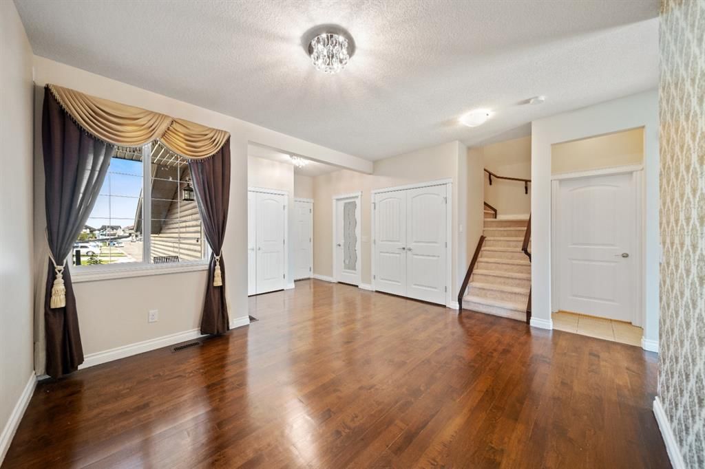 405 Saddlelake Drive NE, Calgary — photo 3 of 40