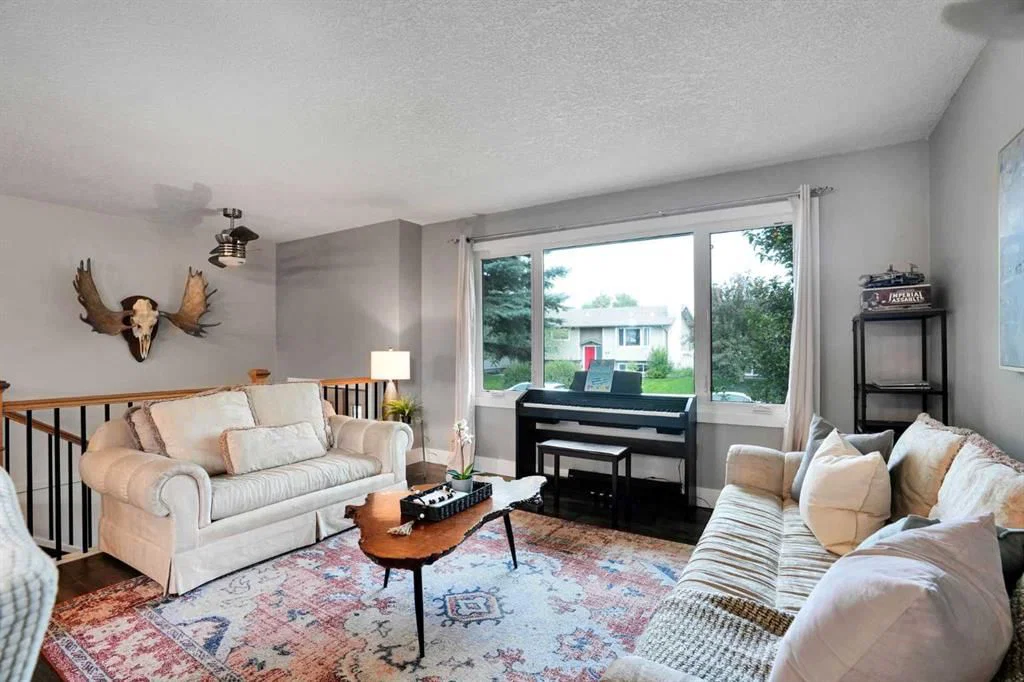 35 Queen Isabella Close SE, Calgary — photo 3 of 42