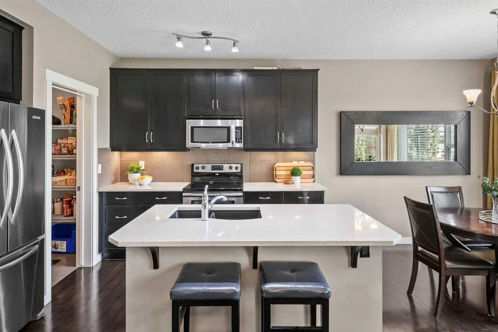 4728 Elgin Avenue SE, Calgary — photo 3 of 40