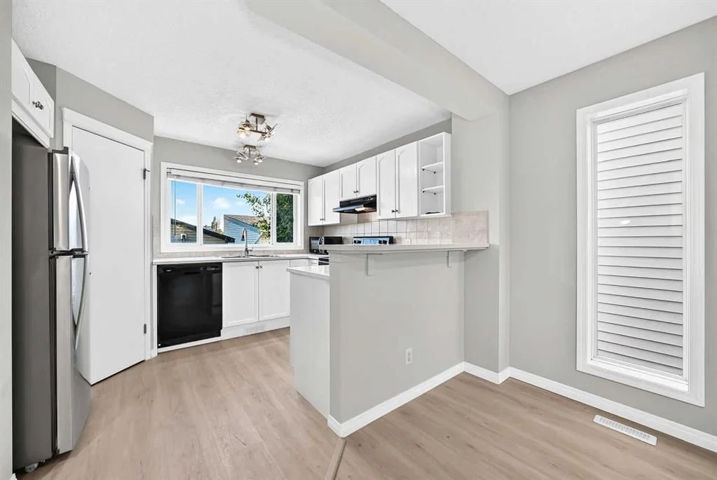 15 Prestwick Place SE, Calgary — photo 2 of 27
