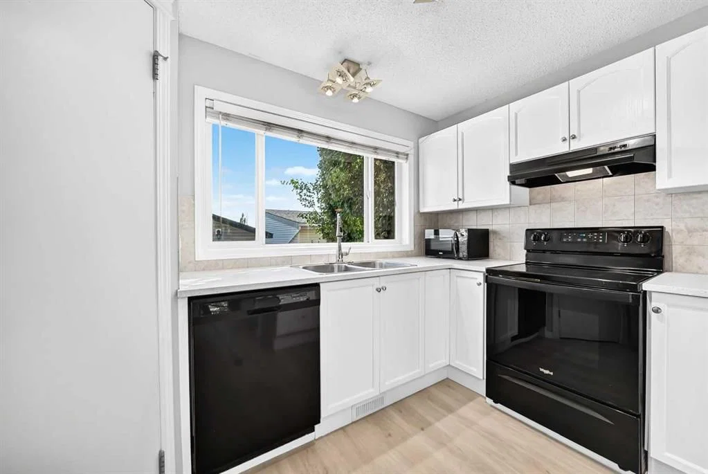 15 Prestwick Place SE, Calgary — photo 3 of 27