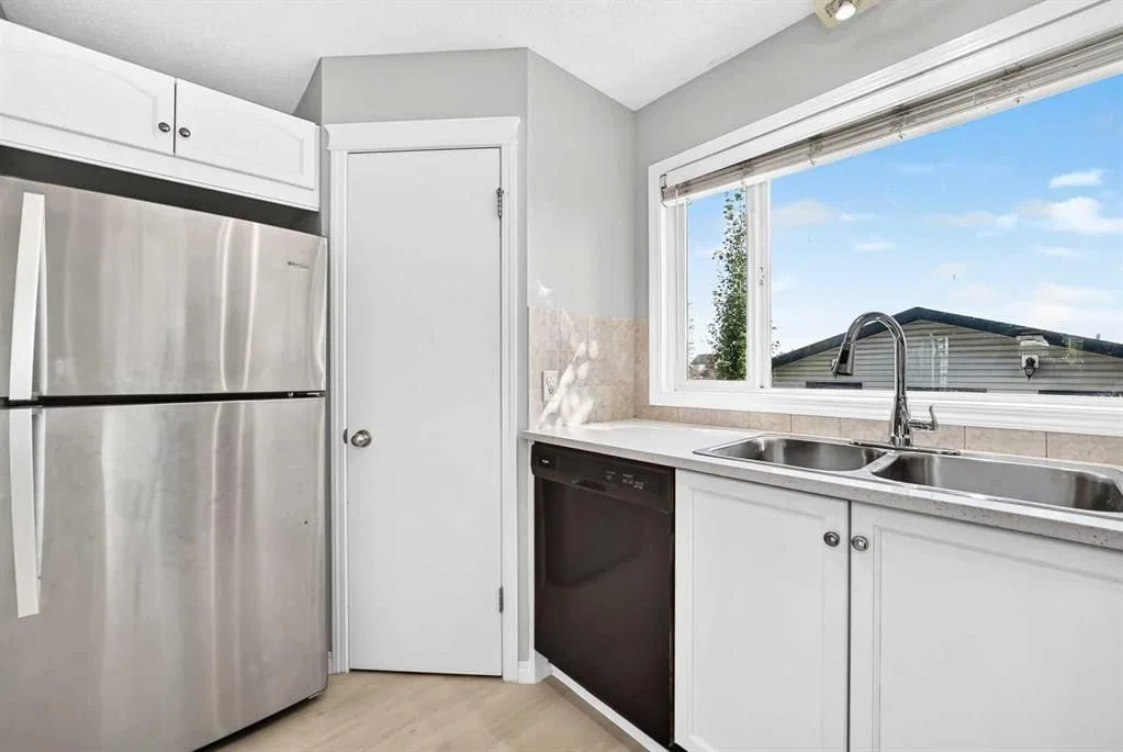 15 Prestwick Place SE, Calgary — photo 5 of 27