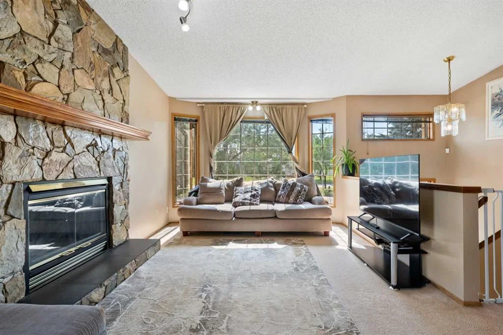 327 Shawbrooke Circle SW, Calgary — photo 3 of 46
