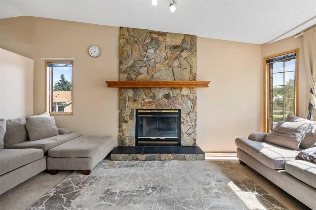 327 Shawbrooke Circle SW, Calgary — photo 4 of 46