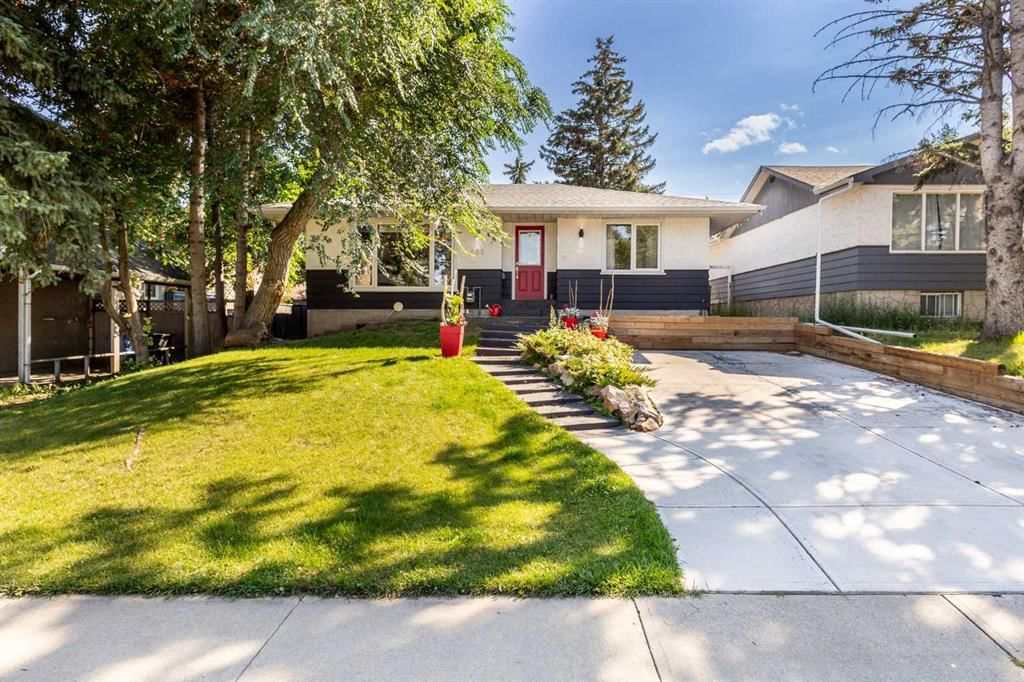 809 68 Avenue SW, Calgary — main listing photo